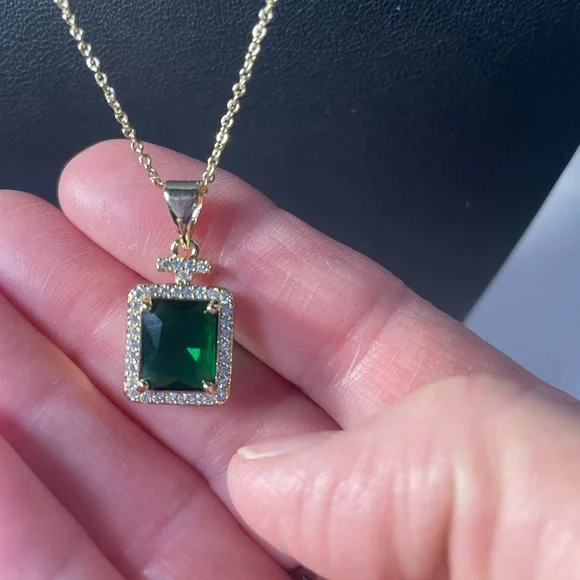 Elegant Gold and Green Pendant Necklace - Picture 3 of 4